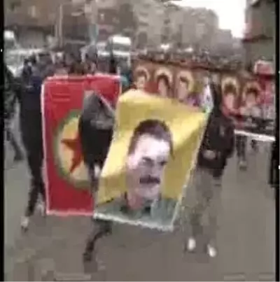 PKK'lının Kemikleri 2 Bin Kişinin Katılımıyla Toprağa Verildi PKK'lının Kemikleri 2 Bin Kişinin Katılımıyla Toprağa Verildi