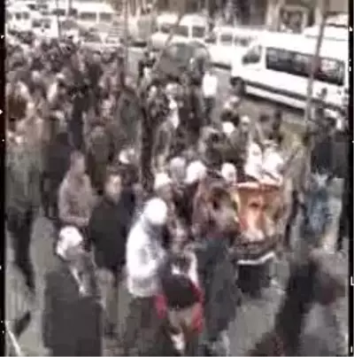 PKK'lının Kemikleri 2 Bin Kişinin Katılımıyla Toprağa Verildi PKK'lının Kemikleri 2 Bin Kişinin Katılımıyla Toprağa Verildi