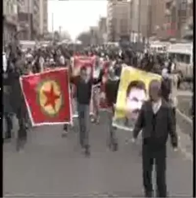 PKK'lının Kemikleri 2 Bin Kişinin Katılımıyla Toprağa Verildi PKK'lının Kemikleri 2 Bin Kişinin Katılımıyla Toprağa Verildi