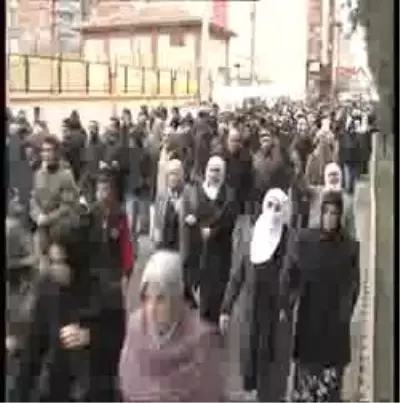 PKK'lının Kemikleri 2 Bin Kişinin Katılımıyla Toprağa Verildi PKK'lının Kemikleri 2 Bin Kişinin Katılımıyla Toprağa Verildi