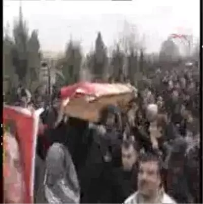 PKK'lının Kemikleri 2 Bin Kişinin Katılımıyla Toprağa Verildi PKK'lının Kemikleri 2 Bin Kişinin Katılımıyla Toprağa Verildi