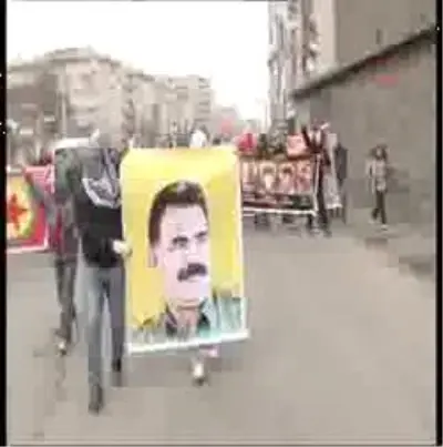 PKK'lının Kemikleri 2 Bin Kişinin Katılımıyla Toprağa Verildi PKK'lının Kemikleri 2 Bin Kişinin Katılımıyla Toprağa Verildi
