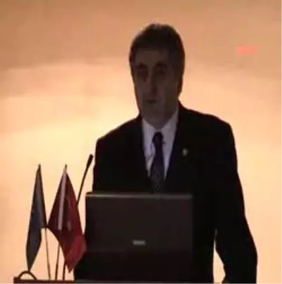 Twitter Diktatör Deviriyor