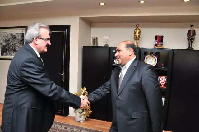 Vali Karaloğlu’na Eğitime Katkılarından Dolayı Teşekkür Plaketi Vali Karaloğlu’na Eğitime Katkılarından Dolayı Teşekkür Plaketi