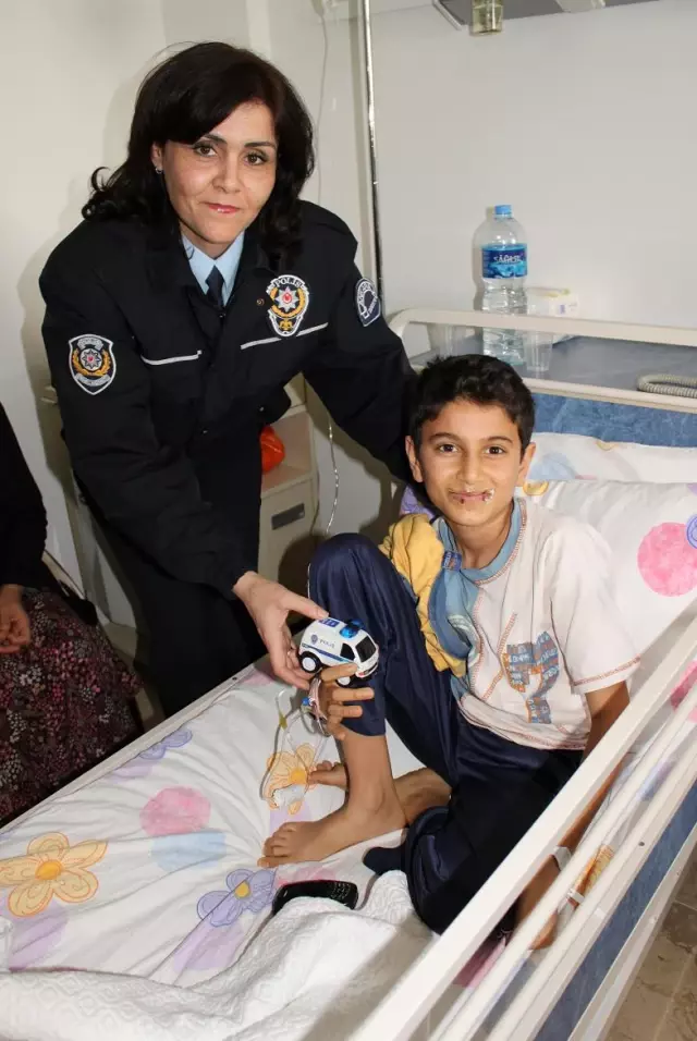 Kaymakam Bilgin, Hastanede Yatan Çocukları Sevindirdi Kaymakam Bilgin, Hastanede Yatan Çocukları Sevindirdi
