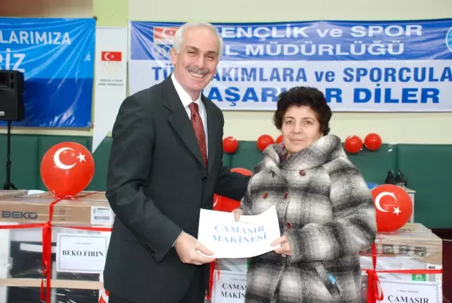 Okuma Yazma Ogrenene Camasir Makinesi Hediye Edildi Haber