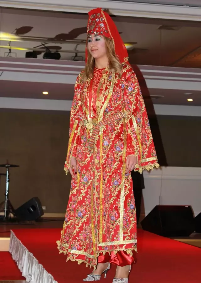 Emine Erdoğan��ın Modacısının Defilesi Beğeniyle İzlendi Haberler