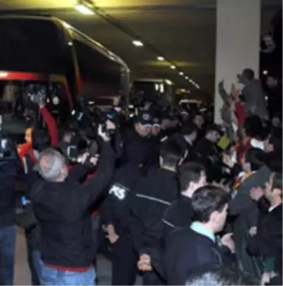 Taraftarlar Florya’yı Bastı
Taraftarlar Florya’yı Bastı