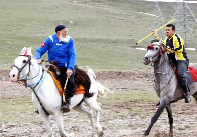 Ciritçi Baki dede, gençlere taş çıkartıyor ile ilgili görsel sonucu