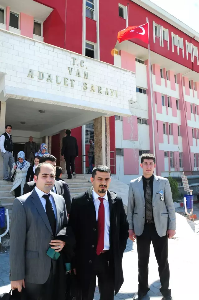 Baransu'nun Telefonunu Dinleyen PKK İtirafçısı Karataş Hakkında Yakalama Kararı Baransu'nun Telefonunu Dinleyen PKK İtirafçısı Karataş Hakkında Yakalama Kararı