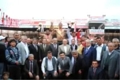 Altın Kemeri Bakan Vecdi Gönül Taktı Altın Kemeri Bakan Vecdi Gönül Taktı