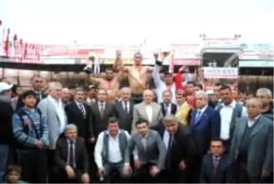Altın Kemeri Bakan Vecdi Gönül Taktı Altın Kemeri Bakan Vecdi Gönül Taktı