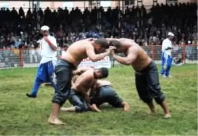 Altın Kemeri Bakan Vecdi Gönül Taktı Altın Kemeri Bakan Vecdi Gönül Taktı