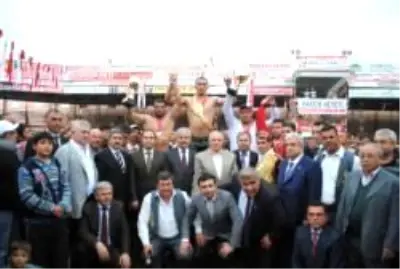 Altın Kemeri Bakan Vecdi Gönül Taktı Altın Kemeri Bakan Vecdi Gönül Taktı