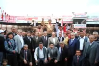 Altın Kemeri Bakan Vecdi Gönül Taktı Altın Kemeri Bakan Vecdi Gönül Taktı