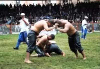 Altın Kemeri Bakan Vecdi Gönül Taktı Altın Kemeri Bakan Vecdi Gönül Taktı
