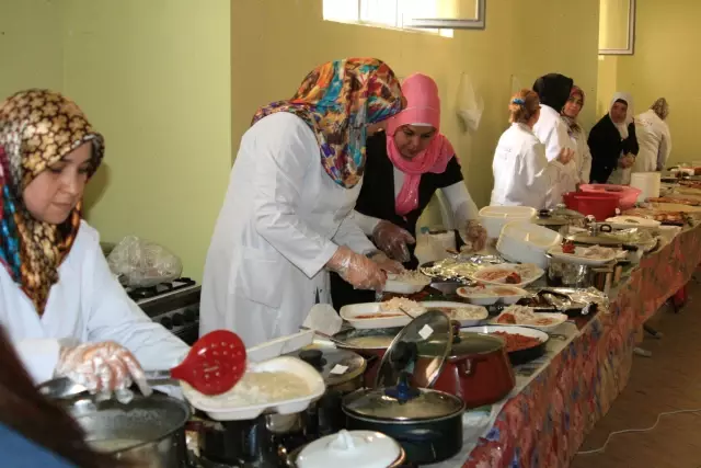 Beyaz Lale Yardımlaşma Derneği'nden İhtiyaç Sahibi Öğrenciler İçin Kermes Beyaz Lale Yardımlaşma Derneği'nden İhtiyaç Sahibi Öğrenciler İçin Kermes