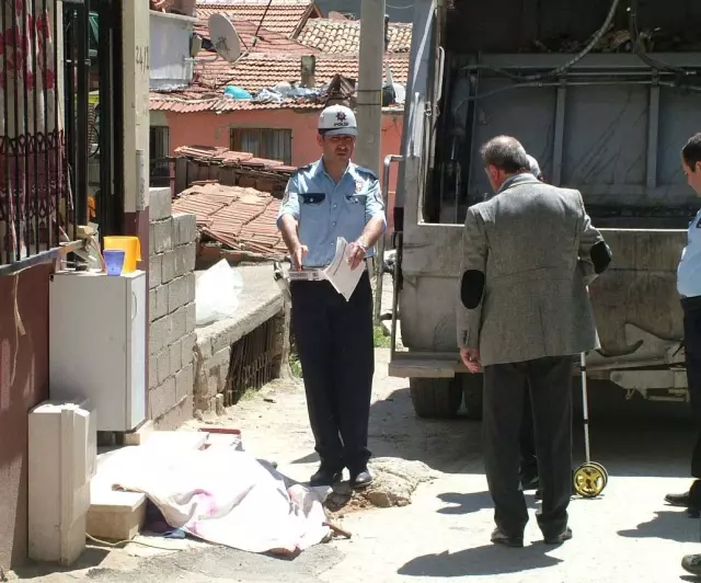 Çöp Kamyonunun Altında Öldü Çöp Kamyonunun Altında Öldü