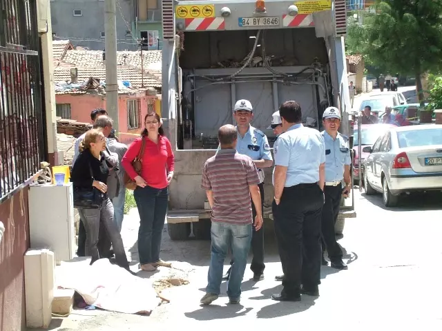 Çöp Kamyonunun Altında Öldü Çöp Kamyonunun Altında Öldü