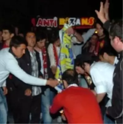 Eskişehirsporlu Taraftarlar Fenerbahçe Bayrağı Yaktı Eskişehirsporlu Taraftarlar Fenerbahçe Bayrağı Yaktı