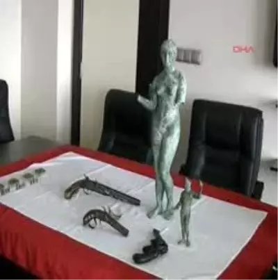 Zeus ve Afrodit Heykellerini Polis Kurtardı Zeus ve Afrodit Heykellerini Polis Kurtardı