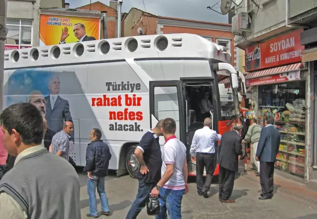 CHP Seçim Otobüsü Yanlış Yola Girince Trafik Alt Üst Oldu CHP Seçim Otobüsü Yanlış Yola Girince Trafik Alt Üst Oldu
