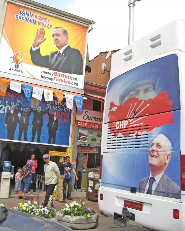 CHP Seçim Otobüsü Yanlış Yola Girince Trafik Alt Üst Oldu CHP Seçim Otobüsü Yanlış Yola Girince Trafik Alt Üst Oldu
