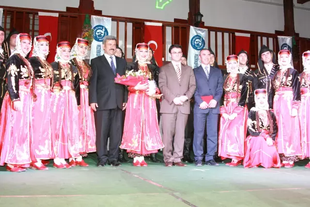 Vezirköprü'de Halk Dansları Coşkusu Vezirköprü'de Halk Dansları Coşkusu