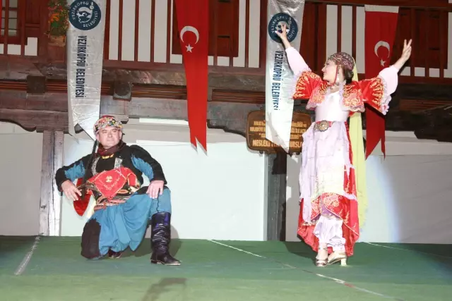 Vezirköprü'de Halk Dansları Coşkusu Vezirköprü'de Halk Dansları Coşkusu