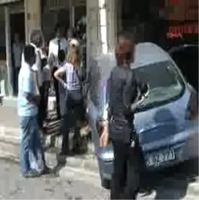 Fren Yerine Gaza Basınca Otomobiliyle İş Yerine Girdi Fren Yerine Gaza Basınca Otomobiliyle İş Yerine Girdi