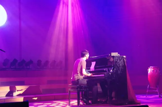 Sami Yusuf Brüksel'de Hayranlarıyla Buluştu Sami Yusuf Brüksel'de Hayranlarıyla Buluştu