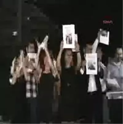 Gazeteciler Düğünde Yaşam Koşullarını Protesto Etti