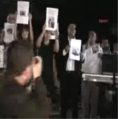 Gazeteciler Düğünde Yaşam Koşullarını Protesto Etti