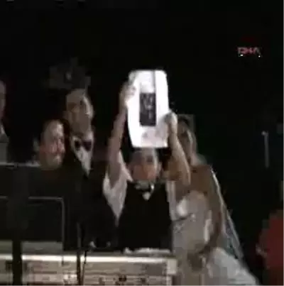 Gazeteciler Düğünde Yaşam Koşullarını Protesto Etti