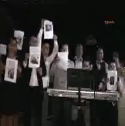 Gazeteciler Düğünde Yaşam Koşullarını Protesto Etti