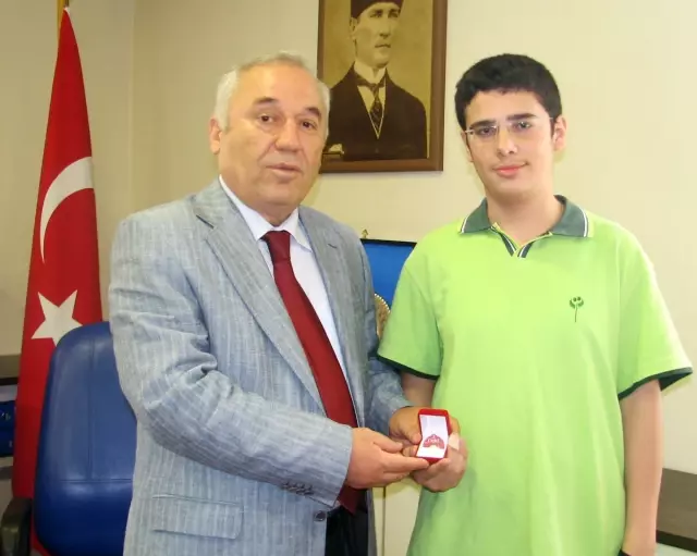 Safvetli Başarılı Öğrenciler Altınla Ödüllendirildi Safvetli Başarılı Öğrenciler Altınla Ödüllendirildi