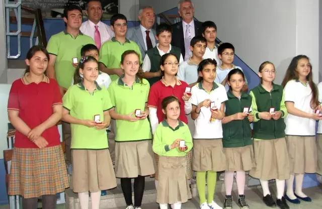 Safvetli Başarılı Öğrenciler Altınla Ödüllendirildi Safvetli Başarılı Öğrenciler Altınla Ödüllendirildi