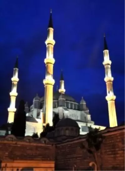 Selimiye Camii'nde Kandil Coşkusu Selimiye Camii'nde Kandil Coşkusu