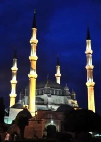 Selimiye Camii'nde Kandil Coşkusu Selimiye Camii'nde Kandil Coşkusu