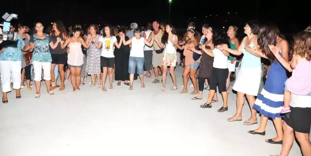 Türkülerle Halaylarla Dolu Bir Gece