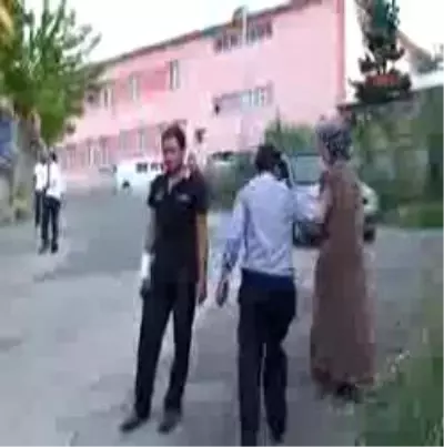 Sigara İçen Kadına Saldırı Sigara İçen Kadına Saldırı