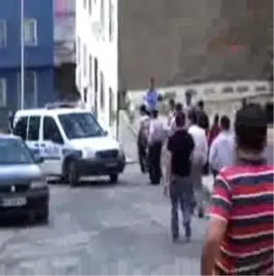 Sigara İçen Kadına Saldırı Sigara İçen Kadına Saldırı