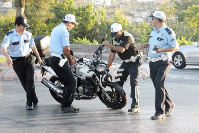Bakan'ın Konvoyundaki Kazada Polis Memuru Yaralandı Bakan'ın Konvoyundaki Kazada Polis Memuru Yaralandı