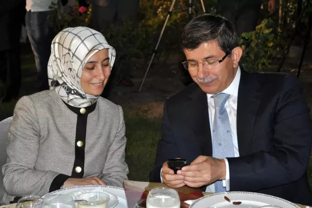 Davutoğlu, Yardım İçin Sms Gönderdi Davutoğlu, Yardım İçin Sms Gönderdi