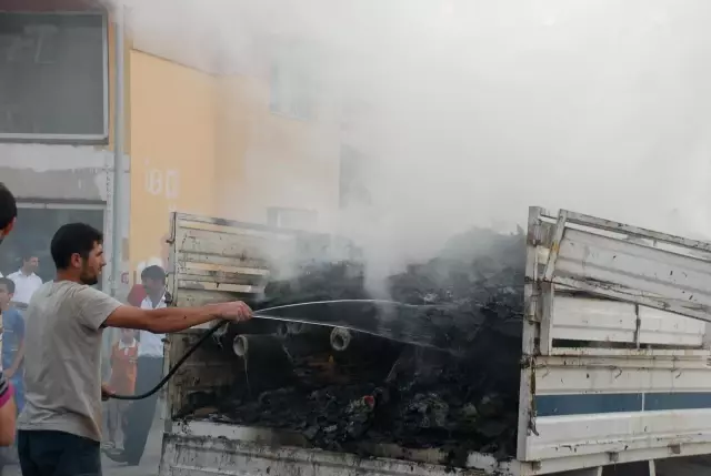 Kamyonetteki Hurda Kağıtlar Alev Aldı