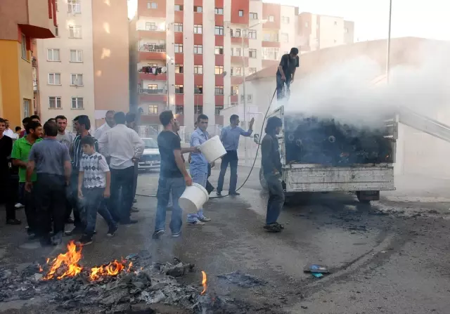 Kamyonetteki Hurda Kağıtlar Alev Aldı
