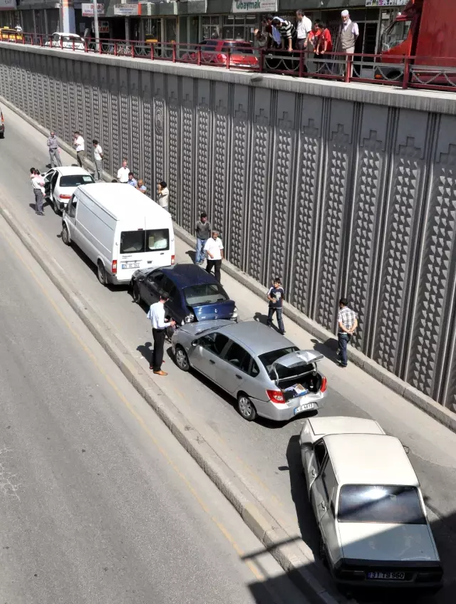 Alt Geçitte Zincirleme Kaza Trafiği Kilitledi Alt Geçitte Zincirleme Kaza Trafiği Kilitledi