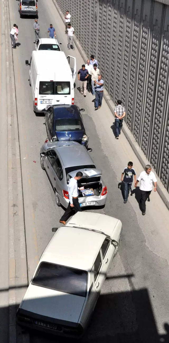 Alt Geçitte Zincirleme Kaza Trafiği Kilitledi Alt Geçitte Zincirleme Kaza Trafiği Kilitledi
