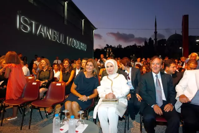 12. İstanbul Bienali 12. İstanbul Bienali