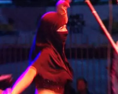 Rock Konserinde Çarşaflı Dansöz Rock Konserinde Çarşaflı Dansöz